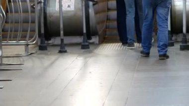 İnsanlar metro istasyonunun çıkışına gider ve yürüyen merdivene tırmanırlar..