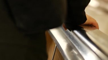 Yürüyen merdivende kaldıran bir yolcunun yakın çekimi. Kadın vücudu parçası