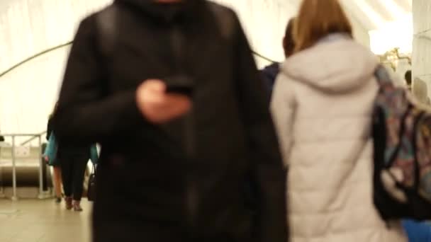 La gente cammina nella metropolitana vicino alla scala mobile. Transizione tra stazioni — Video Stock