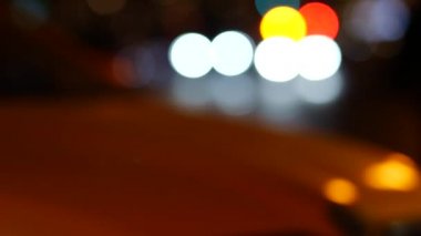 Bulanık arka plan bokeh. Şehirdeki trafik kazasında. Polis ışıkları yanıp sönüyor.
