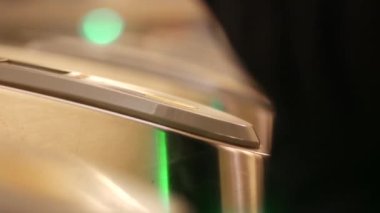 İnsanlar metroya elektronik bariyerlerle giriyorlar. Nfc Rfid ile Çember.