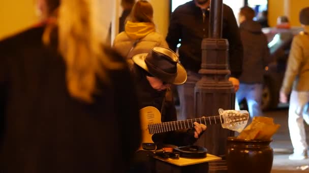 Street musiker Oleg Kapustin spelar gitarr på gågatan Arbat. — Stockvideo