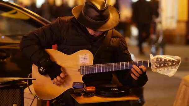 Il musicista di strada Oleg Kapustin suona la chitarra nella strada pedonale Arbat . — Video Stock