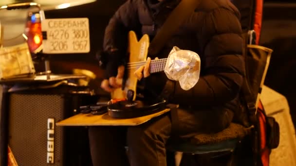 Sokak müzisyeni Oleg Kapustin yayanın Arbat sokağında gitar çalıyor. — Stok video