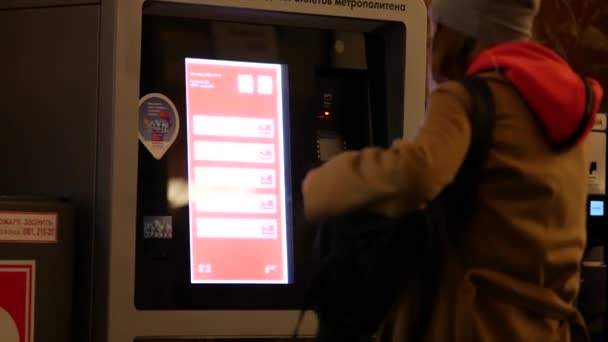 Une fille va acheter un billet dans une billetterie automatique dans le métro de Moscou — Video