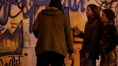 Gençler geceleri duvarın yanında durup Victor Tsoi hakkında yazılar yazıyorlar.