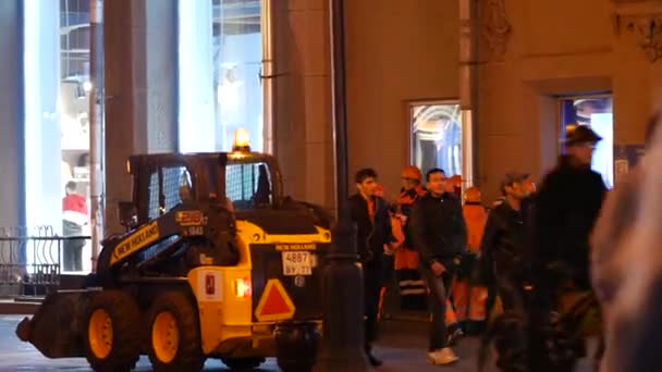 Grupo de trabajadoras del camino en uniforme naranja corporativo en la ciudad nocturna — Vídeos de Stock