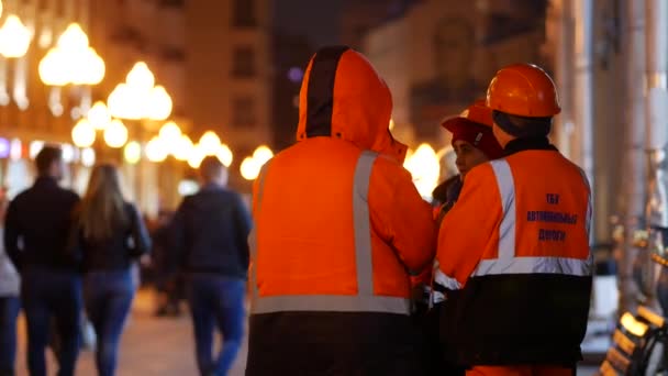 Группа женщин дорожных рабочих в корпоративной оранжевой форме и оранжевых шлемах — стоковое видео