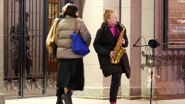 Musicien de rue joue mélodie populaire sur saxophone sur rue piétonne Arbat . — Video