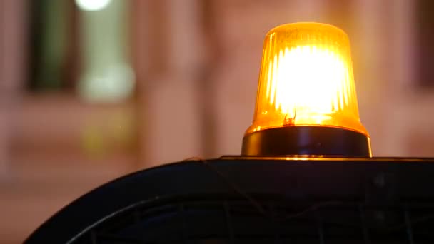 Clignotant avec lampe tournante avec lumières orange sur la rue de nuit sur le toit d'une voiture — Video