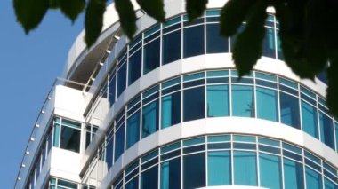 Yazın güneşli bir günde ofis binası. Yüksek katlı modern iş merkezi