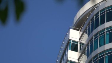 Yazın güneşli bir günde ofis binası. Yüksek katlı modern iş merkezi