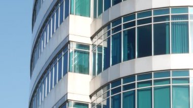Yazın güneşli bir günde ofis binası. Yüksek katlı modern iş merkezi