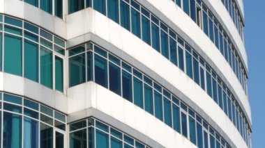 Yazın güneşli bir günde ofis binası. Yüksek katlı modern iş merkezi