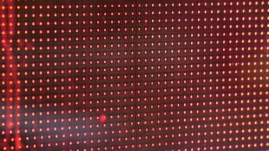 Parlak renkli RGB siyah bir reklam panelinde noktalar açtı. Canlandırılmış reklamlar oynuyor