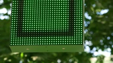 Parlak renkli RGB siyah bir reklam panelinde noktalar açtı. Canlandırılmış reklamlar oynuyor