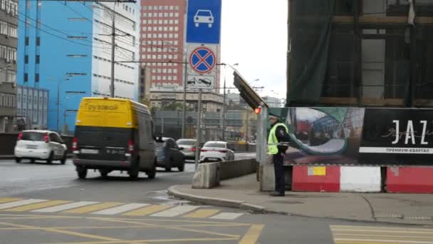 Coplu ve üniformalı bir trafik polisi yol ayrımında. Polis üniformalı adam. — Stok video