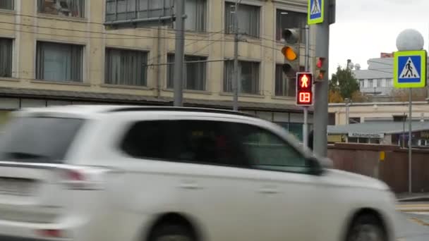 Mensen staan in de buurt van voetgangersoversteek, terwijl rood het verkeerssignaal verbiedt — Stockvideo