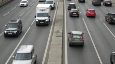 Arabalar, başkentteki Garden Ring boyunca yoğun bir akıntı halinde ilerliyor. Yolda tünel