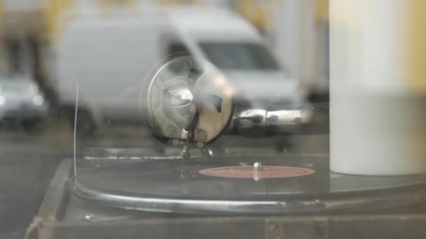 Grammofono vintage vecchio stile con disco in vinile in vetrina — Video Stock