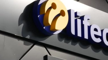 Alışveriş merkezinde cep telefonu operatörü Lifecell 'in logosu olan açık hava reklam tabelası.