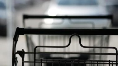 Marketin lobisinde bir tramvay. Market arabasının silüeti.