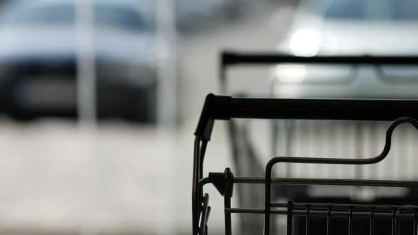 Wagen in de lobby van de supermarkt. Lopende mensen silhouet. Klanten lopen — Stockvideo