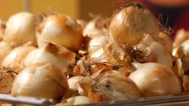 Süpermarketteki bir rafta toprak kalıntısı olan soğanlar var. Genç taze soğanlar.