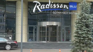 Radisson Blu Olympiyskiy Oteli. Kapısı dönen bir otel girişi var.