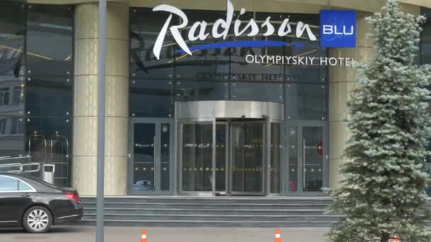 Radisson Blu Olympiyskiy Hotel. Vstup do hotelu s otočnými dveřmi u brány — Stock video