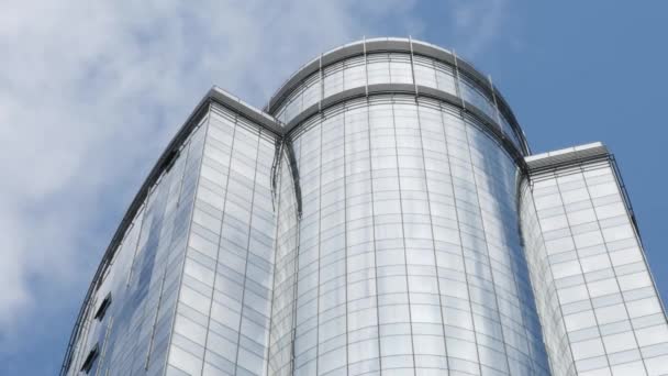 Edifício moderno com fachada envidraçada com reflexão céu e nuvens — Vídeo de Stock