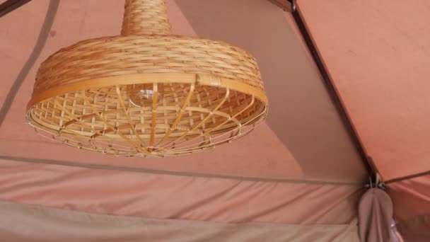 Interni vintage. Il lampadario ondeggia in una leggera brezza. Colori pastello morbidi — Video Stock