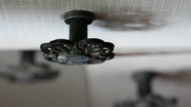 Bir adam mutfak çekmecesinin sapını tutar ve açar ve kapatır.