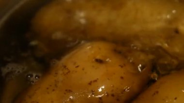Patates çubukları suda kaynatılır. İnce derili, taze, soyulmamış patatesler.