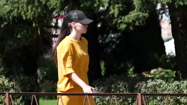 Gadis dengan gaun mustard. Pohon hijau. Hari musim panas yang hangat — Stok Video
