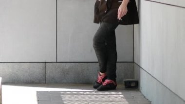 Güzel bayan sigara içmek için ofisin ya da dükkanın dışına çıktı. Güneşli yaz günü