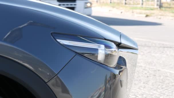 Auto je zaparkované u silnice. Reflections of a passing truck in surface — Stock video