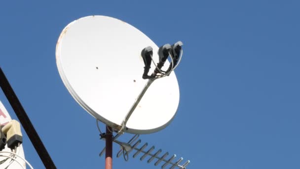 Műholdas parabola étel és jel vevők. TV antenna a ház falán. Yagi vagyok. — Stock videók