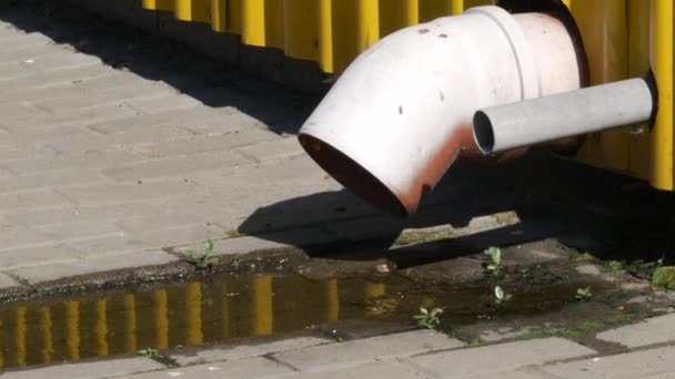 Reflectie van de gele bekleding van het gebouw met staalplaten. Afvoerwater — Stockvideo