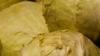 Lahana kafalar süpermarketteki raflarda. Marketteki vitrinde taze beyaz lahana. Büyük bir sebze seçimi. self-servis hipermarket. Ağırlık eşyaları. Sebze yemeği