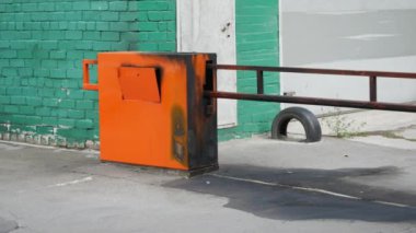 Otomatik bariyer ve ateş izleri. Hasarlı motorlu pasifleştirilmiş metal bariyer