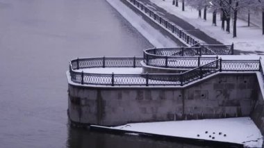 Arabalar gün batımında Moskva Nehri 'nin seti boyunca gider. Güzel manzara