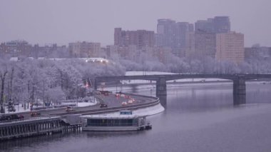 Arabalar gün batımında Moskva Nehri 'nin seti boyunca gider. Güzel manzara