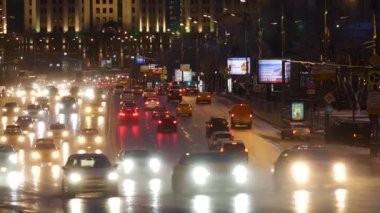 Paveletsky tren istasyonu yakınlarında hava kararırken araba trafiği var.
