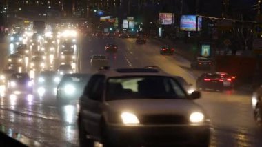 Paveletsky tren istasyonu yakınlarında hava kararırken araba trafiği var.