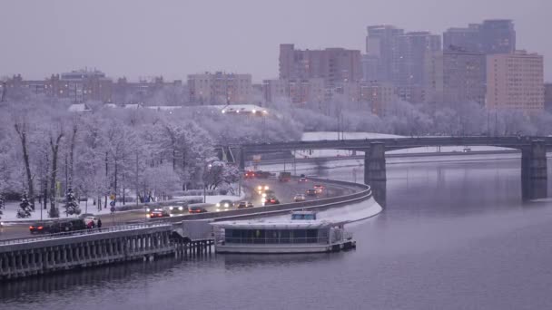 Aftenby Sneen Efter Kraftigt Snefald Snefnug Frost Trægrene Biler Går – Stock-video