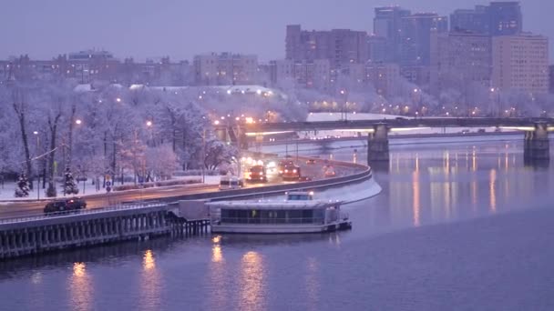 Bilar går längs Moskvafloden i skymningen. Vackert landskap — Stockvideo