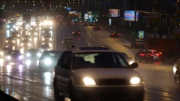 Cars traffic near Paveletsky railway station on garden ring at dusk — Stock Video