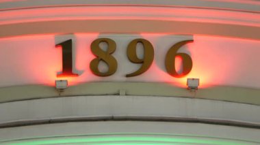 RGB LED arka ışıklandırma ile birlikte bina cephesinde 1896 numara. Moskova Binası
