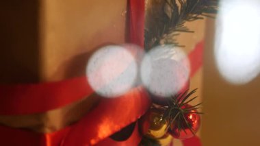 Şehir merkezinde işlek bir caddede hediyelik eşya dükkanı. Noel hediyesi süslemeleri